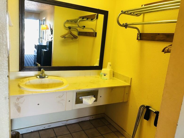 Motel Executive Inn & Suites