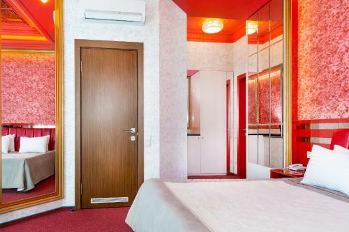 Road Star Hotel