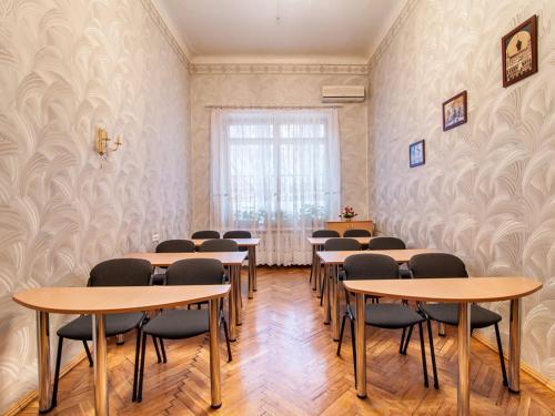 Zhovtneviy Hotel
