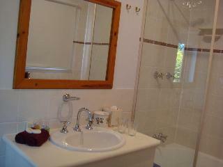 Hotel Camelot Cottages And B&B