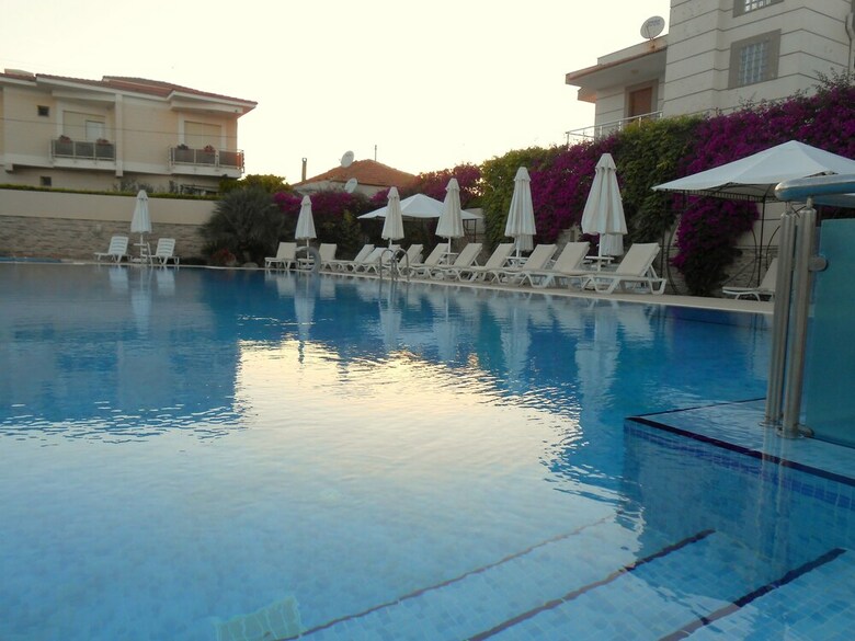 Kamer Suite & Hotel