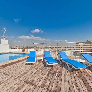 Makenzie Beach Hotel & Apts.