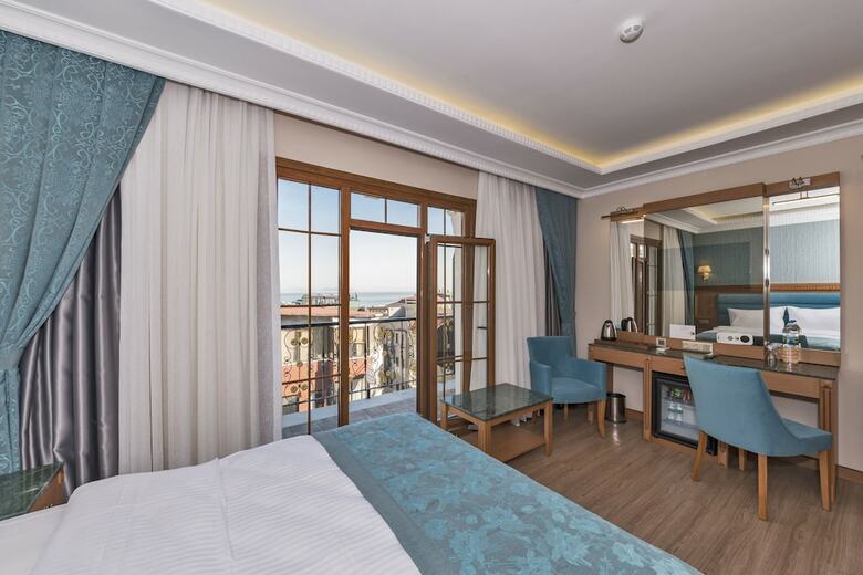 Magnaura House Hotel