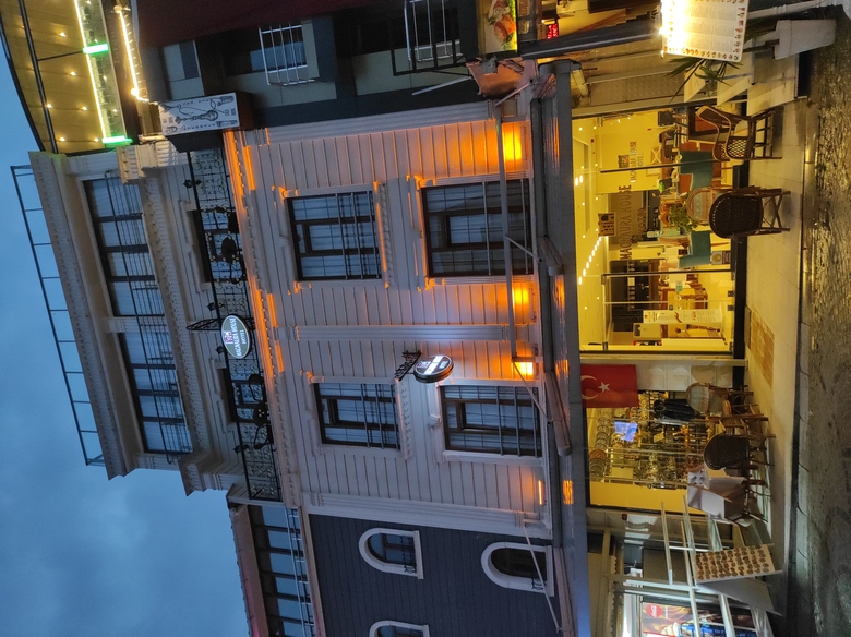 Magnaura House Hotel