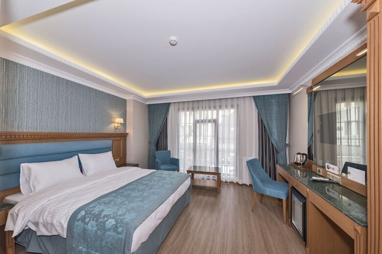Magnaura House Hotel