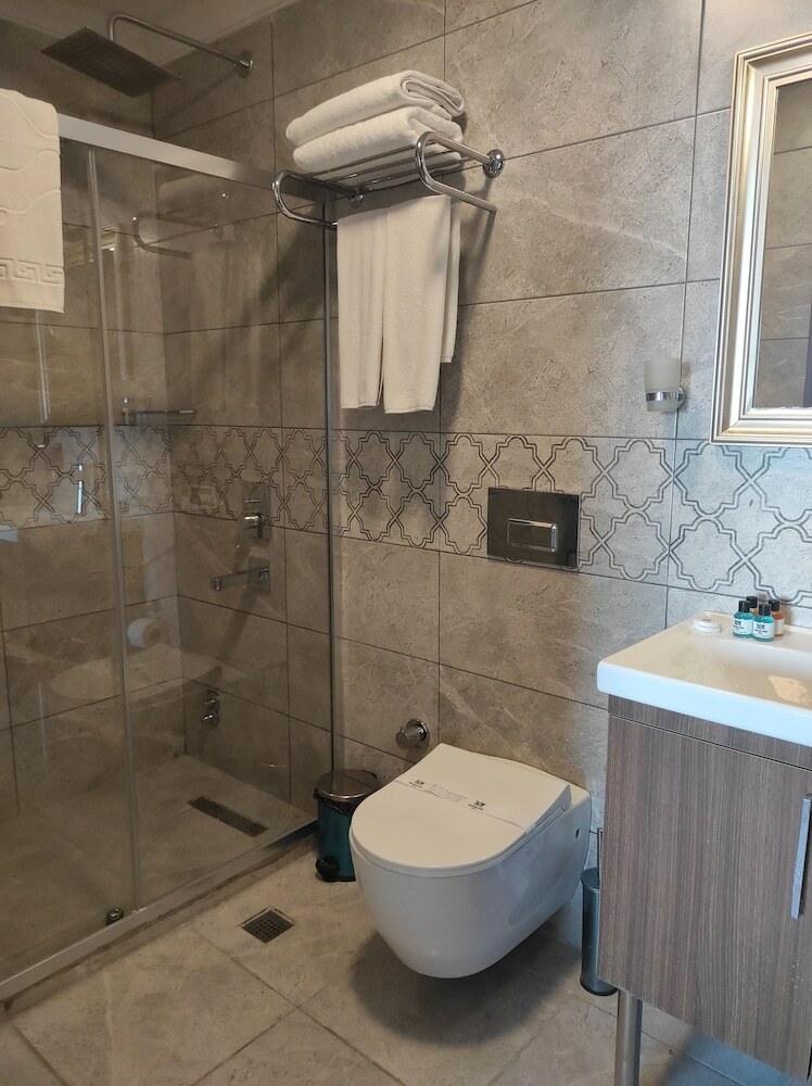 Magnaura House Hotel