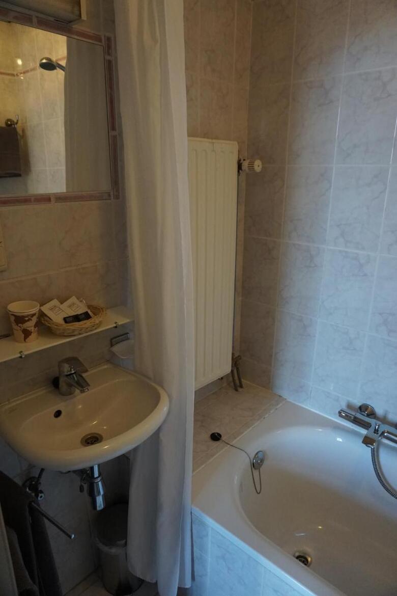 Asiris Hotel