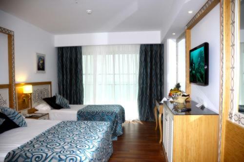 Hotel Crystal Waterworld Resort & Spa