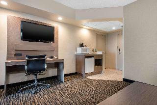 Clarion Hotel & Suites Brandon