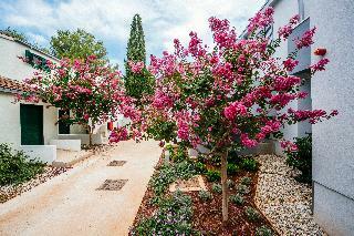 Hotel Zaton Holiday Resort Apartments 4*