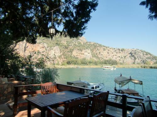 Hostal Hotel Happy Caretta