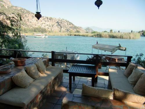 Hostal Hotel Happy Caretta