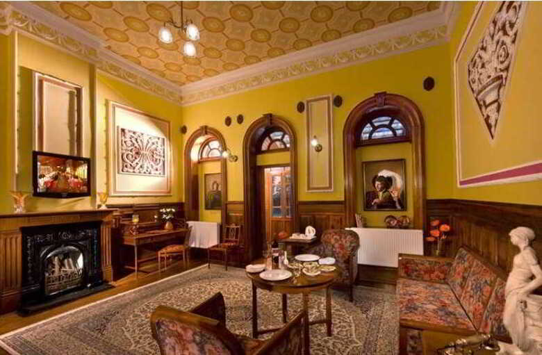 Hotel Welcomheritage Ferrnhills Royale Palace