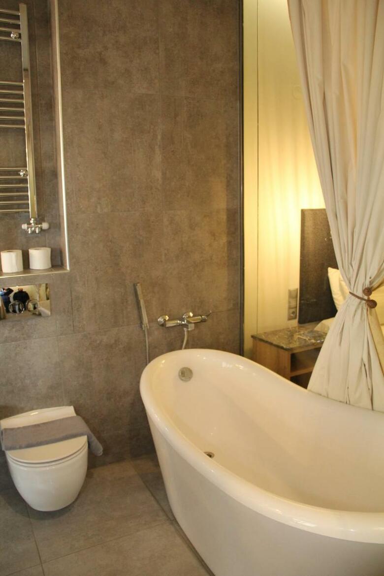 Alexiou Hotel
