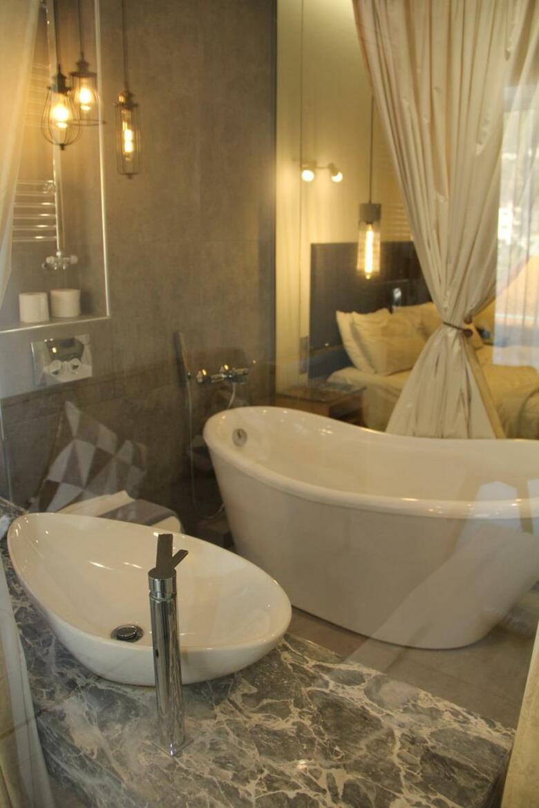 Alexiou Hotel