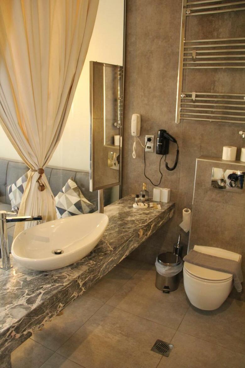 Alexiou Hotel