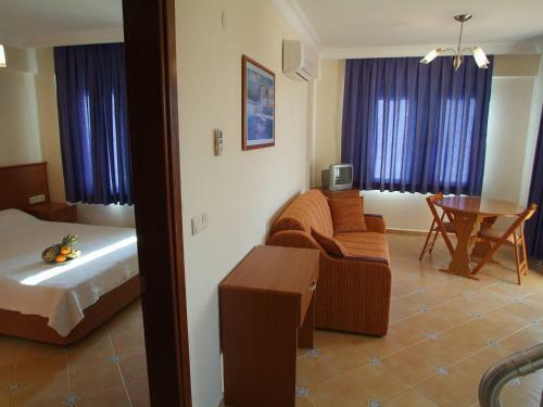 Sea Breeze Hotel And Apartments