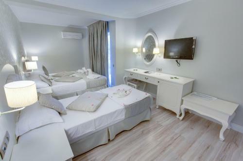 Pinehill Hotel & Suites