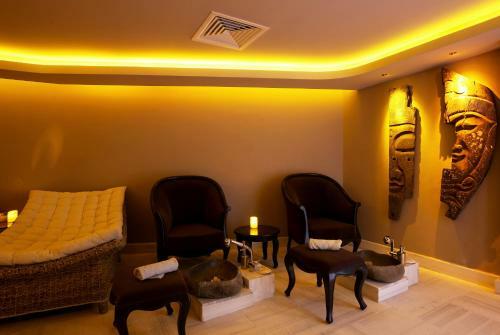 Pinehill Hotel & Suites