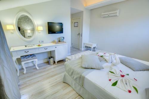 Pinehill Hotel & Suites