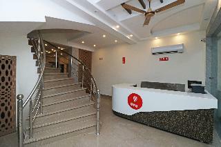 Hotel Oyo 9821 Leo Click International