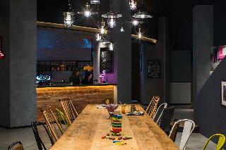 Hotel Moxy Osaka Honmachi