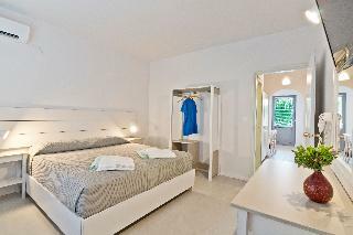 Gregory Peck Beach Break Apartments