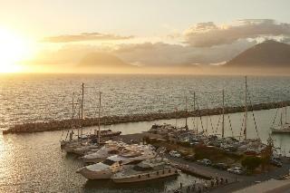 Hotel Moxy Patra Marina