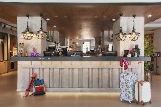Hotel Moxy Patra Marina