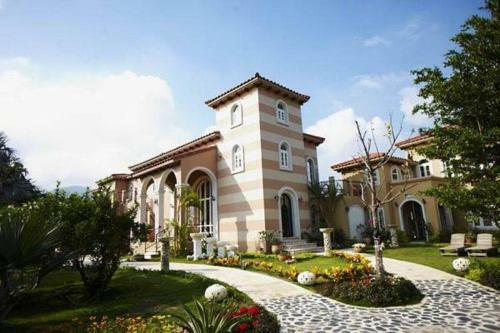 Hostal My Chateau Resort