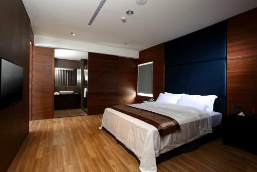 Grand Crystal Hotel