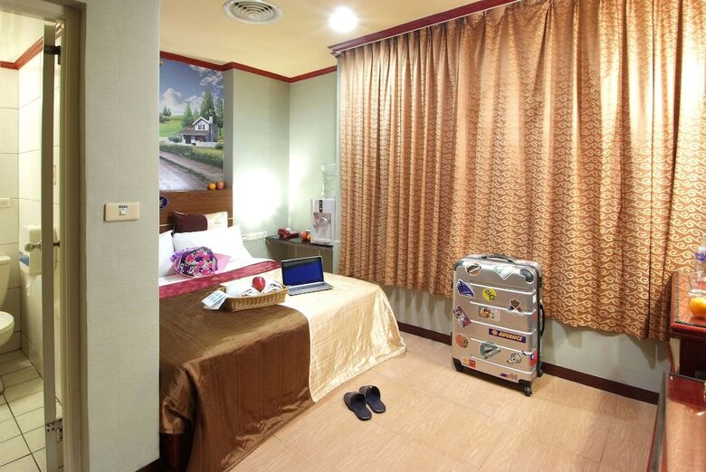 Golden Swallow Hotel