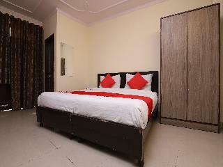 Oyo 28126 Charanpahari Hotel