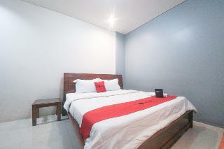 Hotel Reddoorz Plus Near Green Pramuka Square Mall