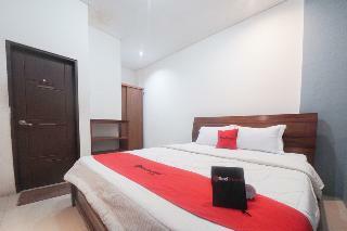 Hotel Reddoorz Plus Near Green Pramuka Square Mall