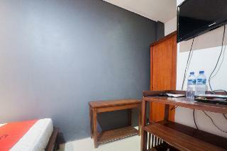Hotel Reddoorz Plus Near Green Pramuka Square Mall