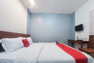 Hotel Reddoorz Plus Near Green Pramuka Square Mall