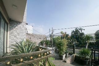 Hotel Reddoorz Plus Near Green Pramuka Square Mall