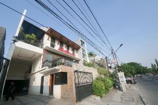 Hotel Reddoorz Plus Near Green Pramuka Square Mall