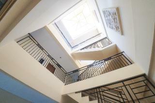 Hotel Reddoorz Plus Near Green Pramuka Square Mall