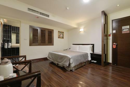 Holiday Hotel
