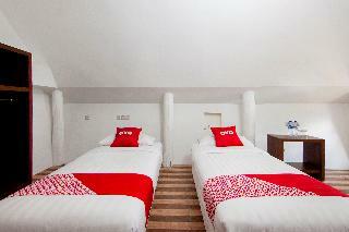 Oyo 1812 Dg Inn