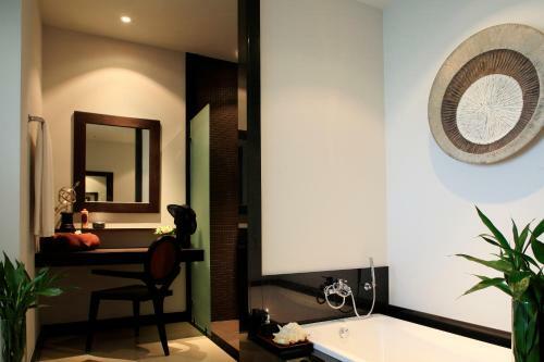 Two Villas Holiday Phuket: Onyx Style Nai Harn Beach