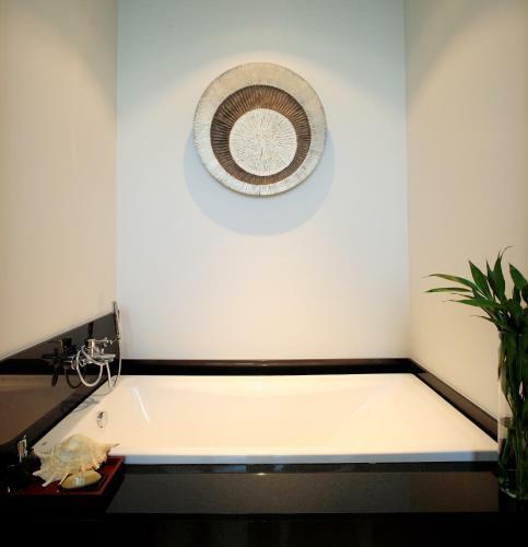Two Villas Holiday Phuket: Onyx Style Nai Harn Beach