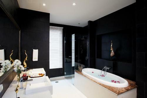 Villa Phuket Deluxe - By The Lake