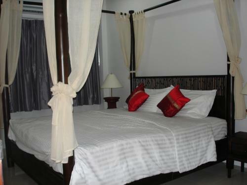 Naiharn Beach Road Apartment