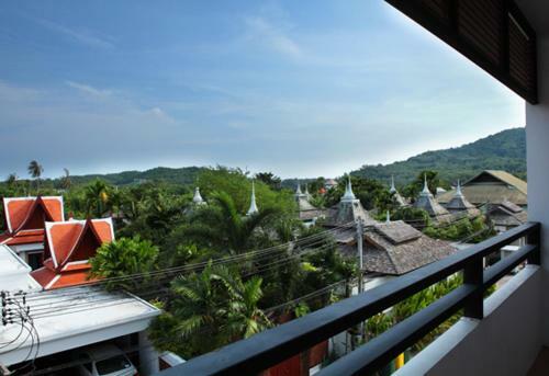 Naiharn Beach Road Apartment