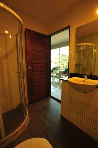 Apartamentos Chalong Beach Front Residence