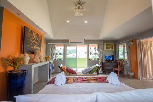 Hostal Baan Kamala Hostel & Guesthouse