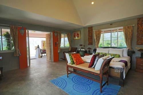 Hostal Baan Kamala Hostel & Guesthouse